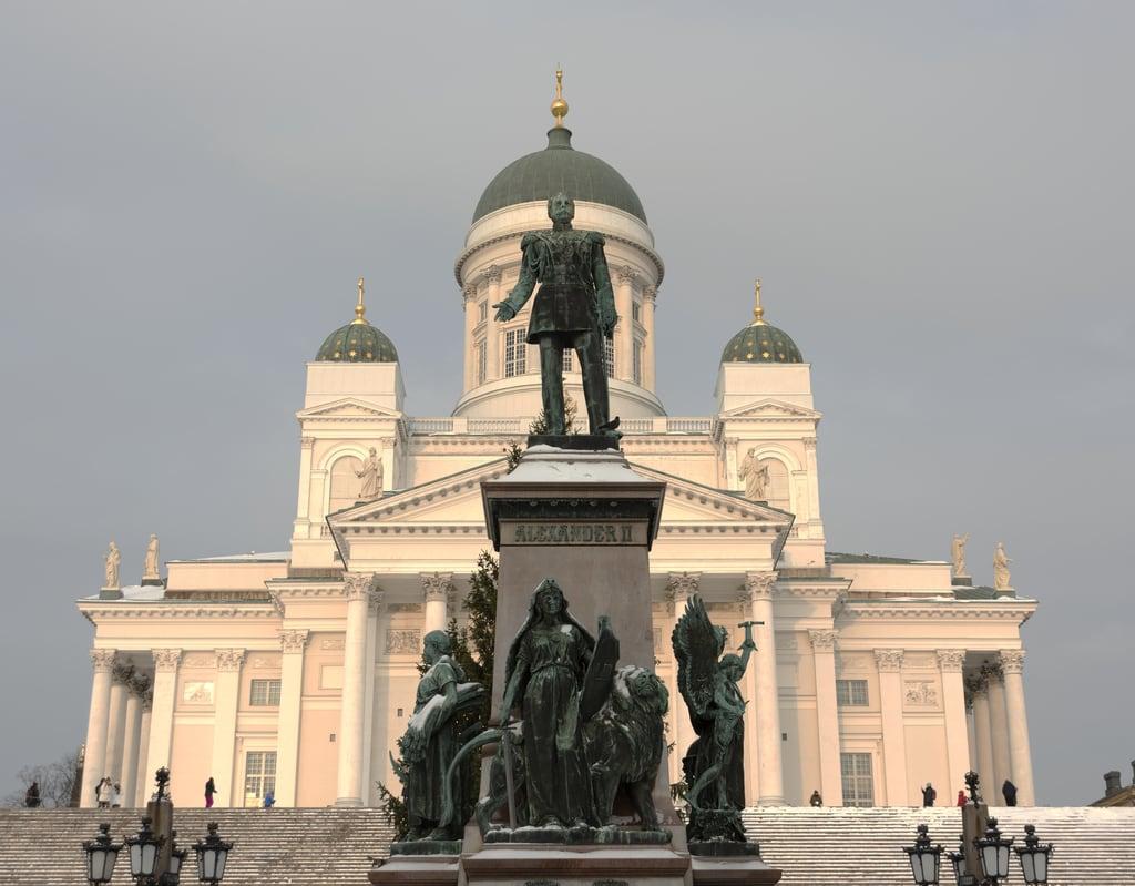 Afbeelding van Alexander II. finland helsinki cathedral alexander ii statue czar emperor winter snow sunset