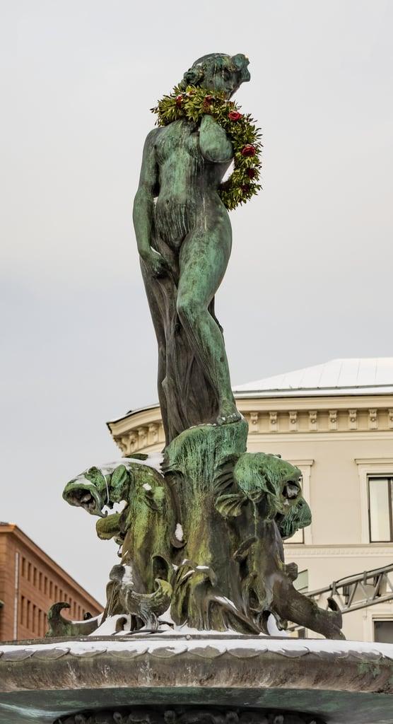 Attēls no Havis Amanda. mermaid statue finland helsinki snow ice fountain christmas wreath havis amanda