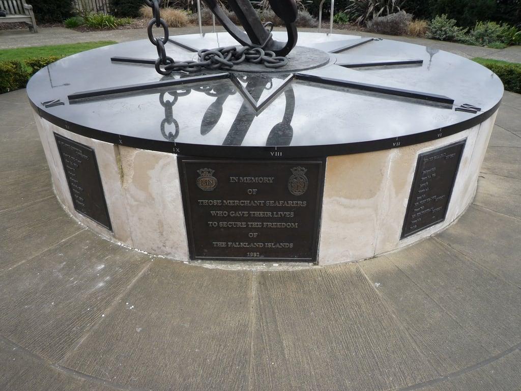 The Falklands War memorial の画像. west london march afternoon south north thecity lunchtime east anchor friday warmemorial compass 2010 nsew trinitysquaregardens inmemoryofthosemerchantseafarerswhogavetheirlivestosecurethefreedomofthefalklandislands1982 falklandislandsmemorial