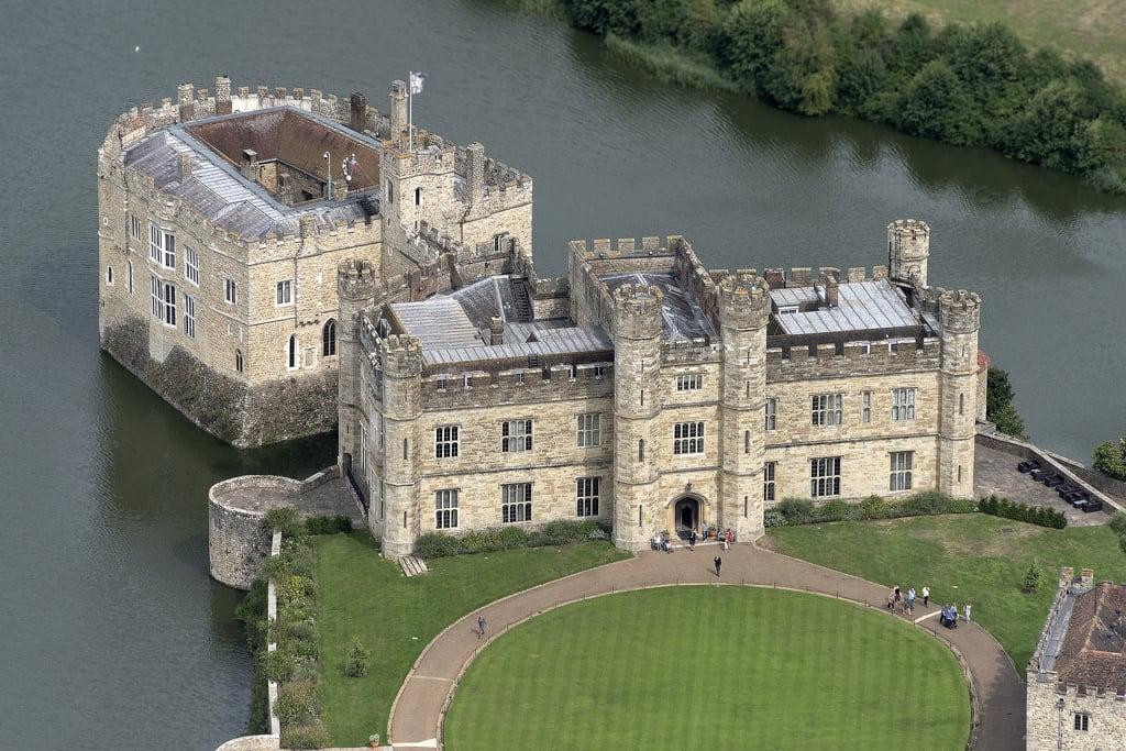 Obraz Leeds Castle. leedscastle castle fort kent above aerial nikon d810 hires highresolution hirez highdefinition hidef britainfromtheair britainfromabove skyview aerialimage aerialphotography aerialimagesuk aerialview drone viewfromplane aerialengland britain johnfieldingaerialimages fullformat johnfieldingaerialimage johnfielding fromtheair fromthesky flyingover fullframe