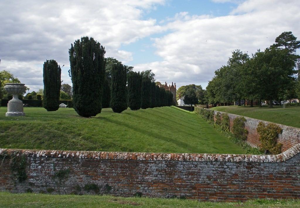 Melford Hall görüntü. suffolk longmelford melfordhall house garden wall grass