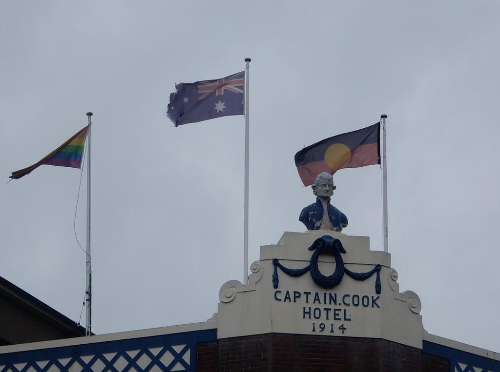 Bild av Captain Cook. captaincookhotel bust flags 1914 australian aboriginal rainbowflag indigenous paddington