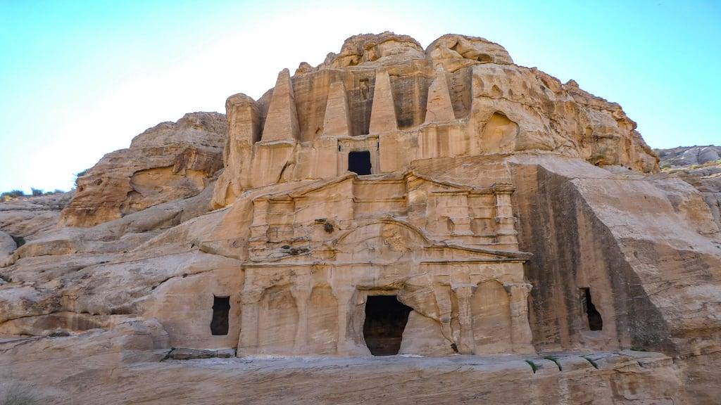 Billede af Obelisk Tomb. petra jordanië المملكةالأردنيةالهاشمية jordan raqmu البتراء لواءالبتراء maangovernorate jo