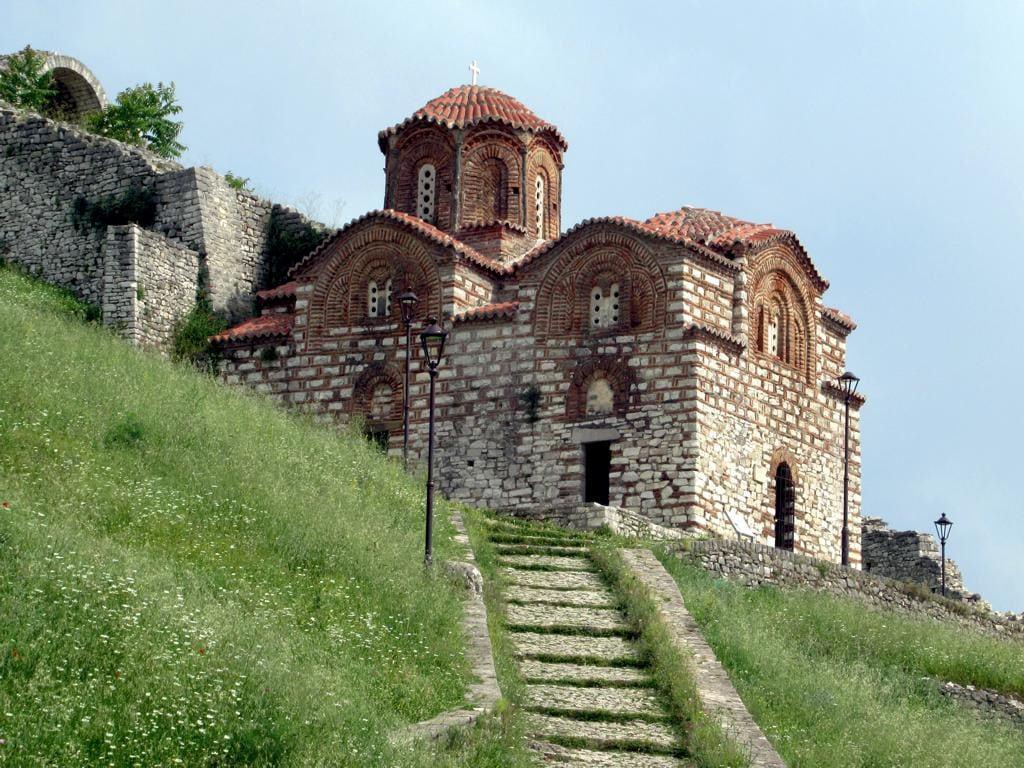 Obrázek Berat Castle. churchoftheholytrinity berat byzantine albania