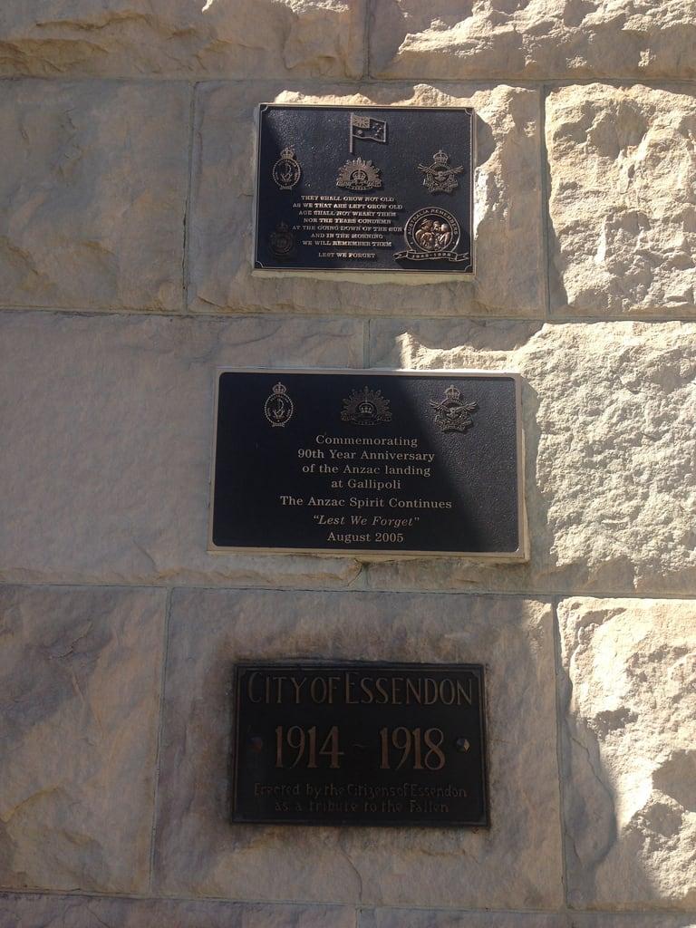 War Memorial 的形象. mooneeponds queenspark park plaque warmemorial history cityofessendon