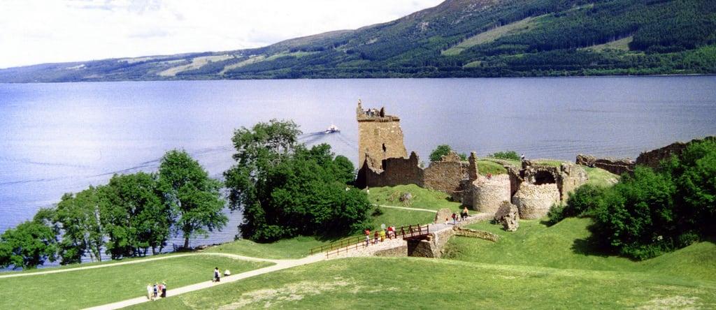 Imagem de Urquhart Castle. lochness monster loch lake scotland inverness urquhartcastle castle grass water scenic nikkormatftn kodachrome 50mm ai