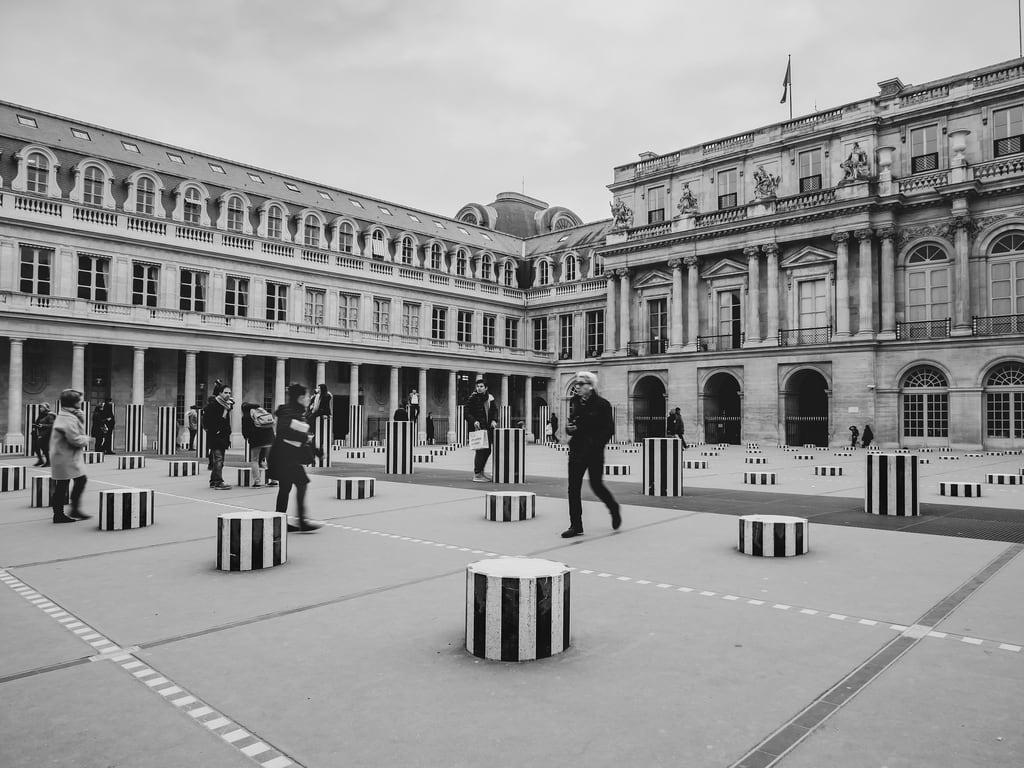 תמונה של Les Colonnes Buren. colonnes daniel hache buren paris passants palaisroyal france fr