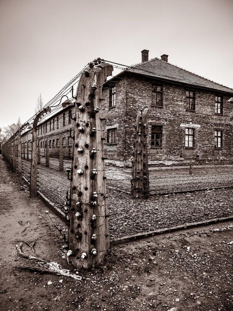 Concentration Camp Auschwitz (Auschwitz I) की छवि. auschwitz krakow poland abroad barbedwire blackandwhite block concentrationcamp fence holiday holiday2018krakow memorial museum outdoors prison prisonblock tinted tintedblackandwhite vacation