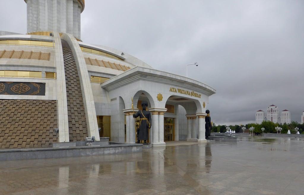 Independence Monument की छवि. turkmenistan ashgabat indepencemonument