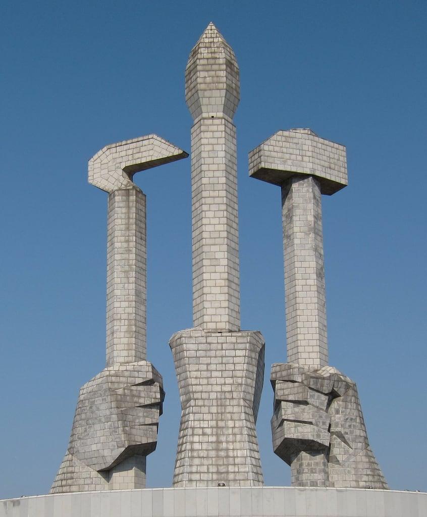 Hình ảnh của Party Foundation Monument. monument hammer architecture brush sickle northkorea pyongyang dprk wpk workerspartyofkorea