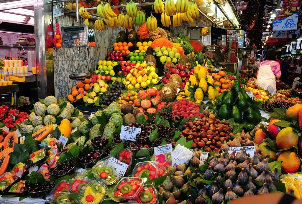Gambar dari La Rambla. laboqueria market mercado barcelona catalonia catalunya spain espana fruit colour color display city