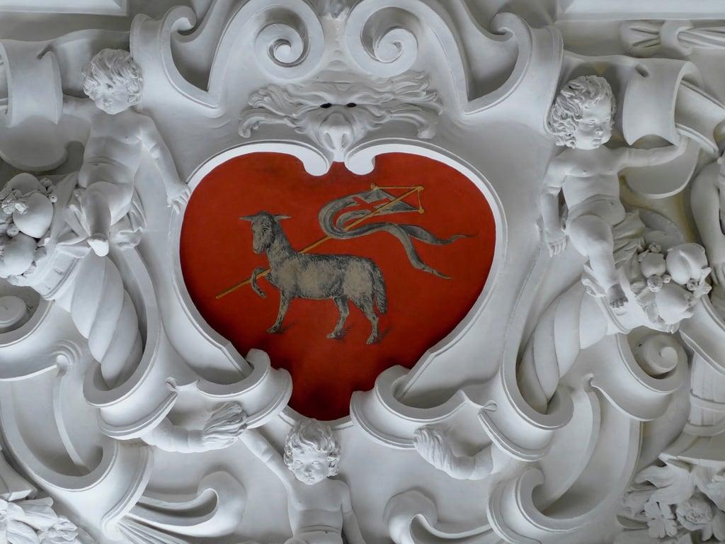 Imagen de Castillo de Rosenborg. copenhagen rosenborg rosenborgcastle castle ceiling plaster heart lamb symbols red white putti putto symbol lambofgod agnusdeī agnusdei