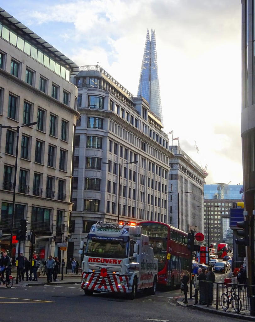 Bilde av King William Street. breakdown bus london ec4 cityoflondon recovery londonbridge kingwilliamstreet red theshard city