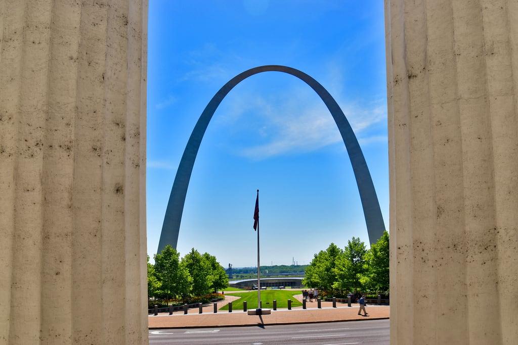 Image of Gateway Arch. stlouismo oldcourthousebuildingstlouismo thegatewayarchstlouismo viewofthegatewayarchfromtheoldcourthousestlouismo roncogswell