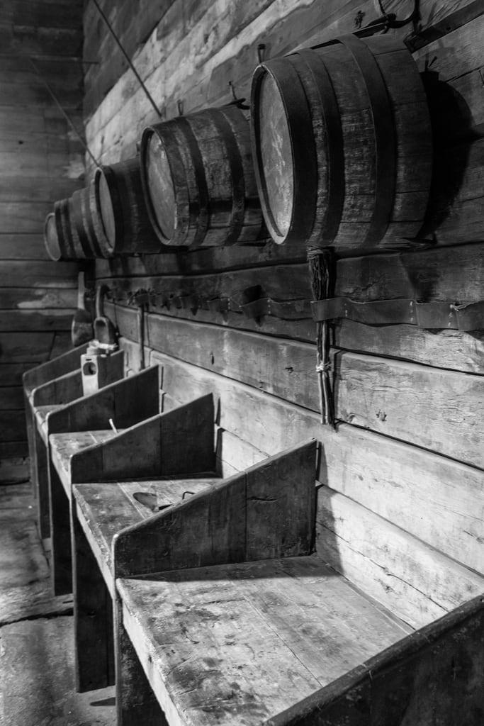 Immagine di Bryggen. bergen museum barrels
