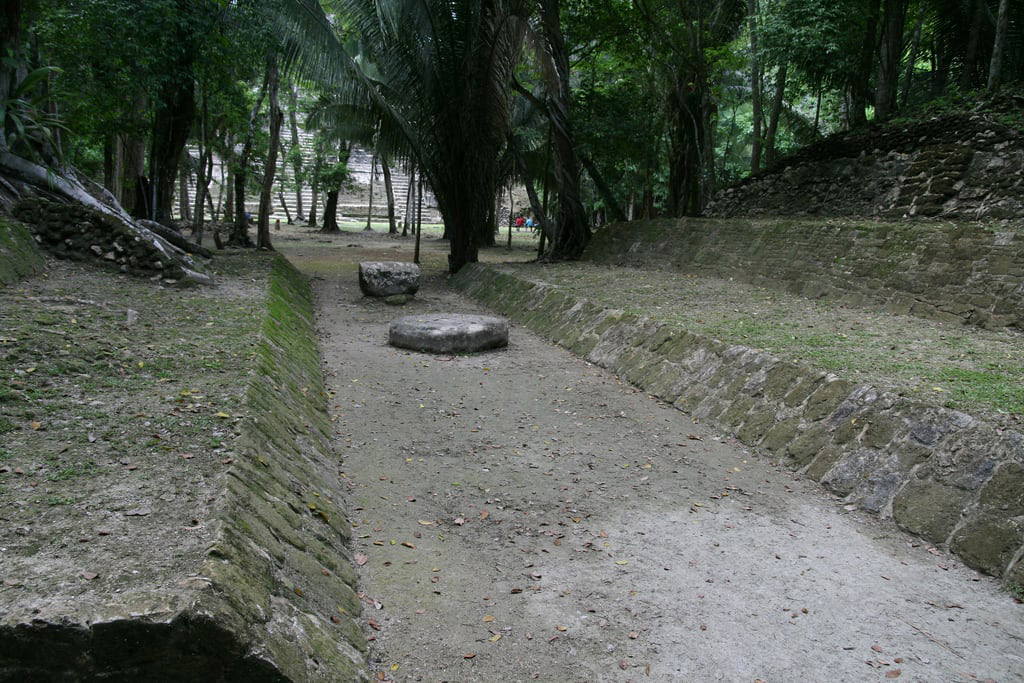 Ball Court görüntü. maya belize lamanai mayancity gjallarhorntours