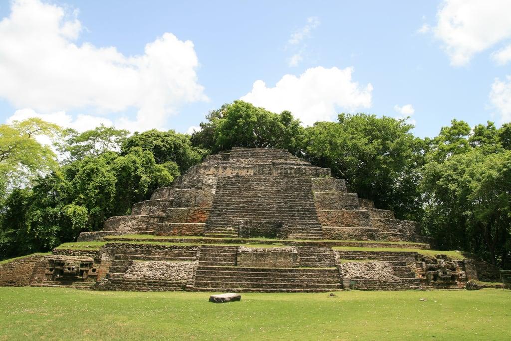 Imagine de High Temple. temple maya belize lamanai jaguartemple mayancity gjallarhorntours templeofjaguarmasks