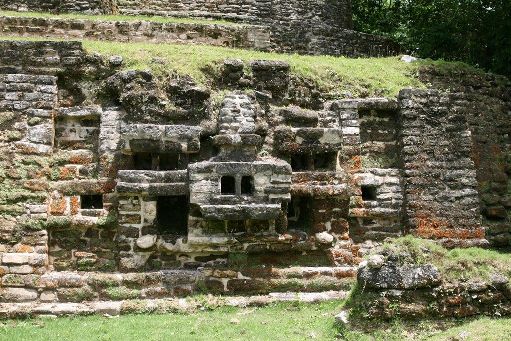 Mask Temple képe. temple maya belize lamanai jaguartemple mayancity gjallarhorntours templeofjaguarmasks