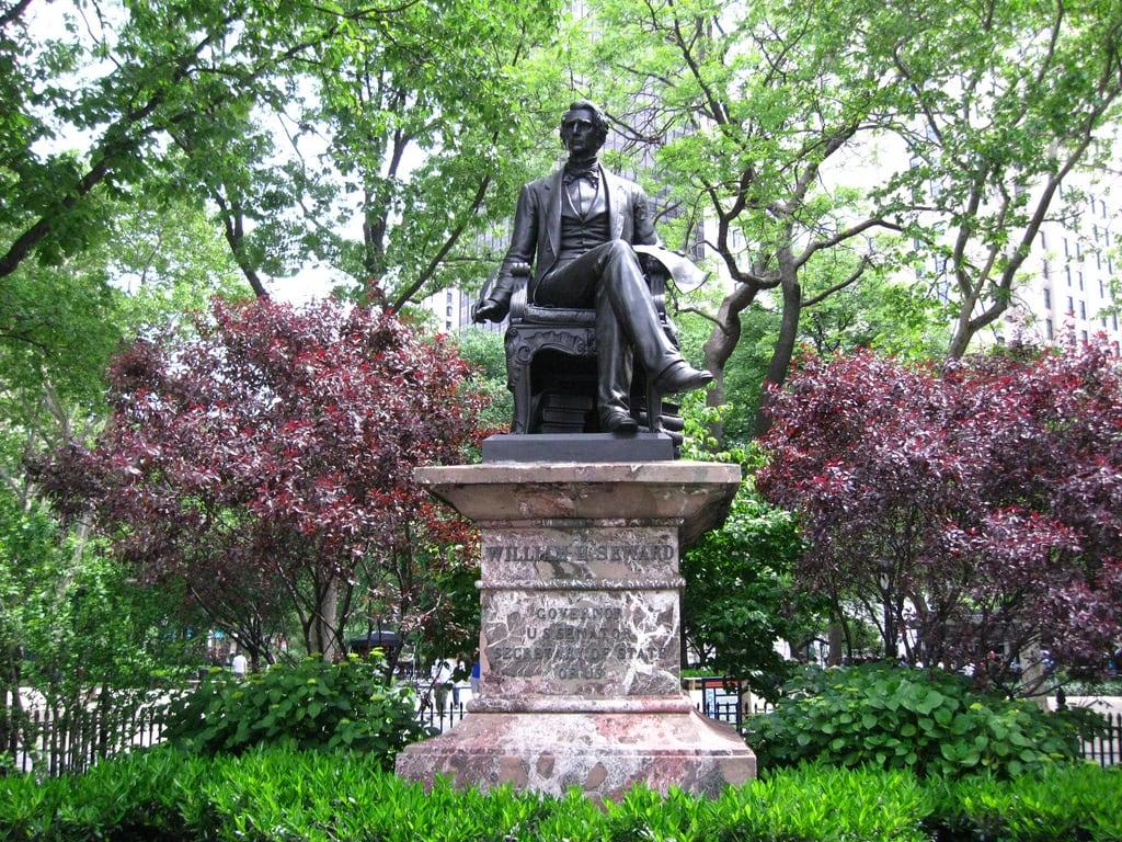 William Henry Seward Monument képe. bronze statues madisonsquarepark urbantrees williamhseward newyorkgovernors