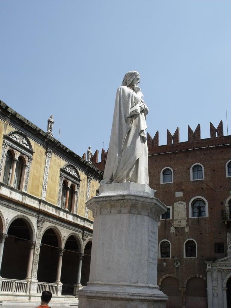 Image of Dante Alighieri. italy monument statue unescoworldheritagesite unesco worldheritagesite verona veneto dantealighieri piazzadeisignori northernitaly piazzadelleerbe ugozannoni