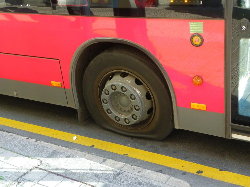 صورة La rueda. bus rojo bilbao rueda autobus bizkaia euskalherria euskadi huelga bilbobus