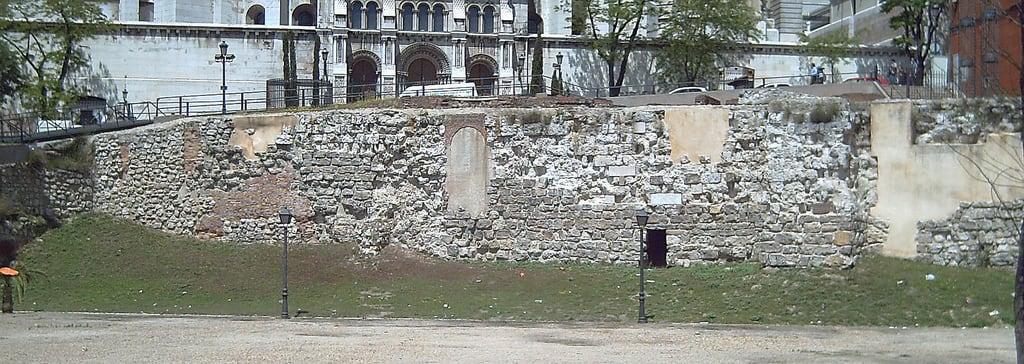 Parque del Emir Mohamed I görüntü. madrid españa spain ruins europa europe walls murallas alandalus historiadeespaña murallaárabe historyofspain murallamusulmanademadrid muslimwall