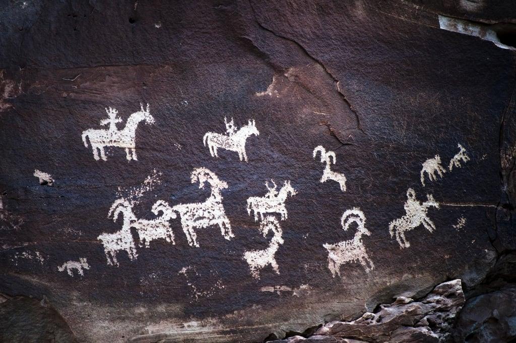 Petroglyph की छवि. southwest utah unitedstates roadtrip ute northamerica archesnationalpark petroglyphs thewest