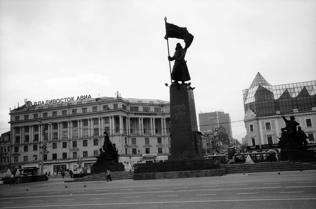 ภาพของ Fighters for Soviet Power. bw film monument statue 35mm memorial russia 135 vladivostok centralsquare tmax100 24x36 leicam6ttl summicron1235mmasph tmax100100iso центральнаяплощадь memorialtothefightersforthesovietpower