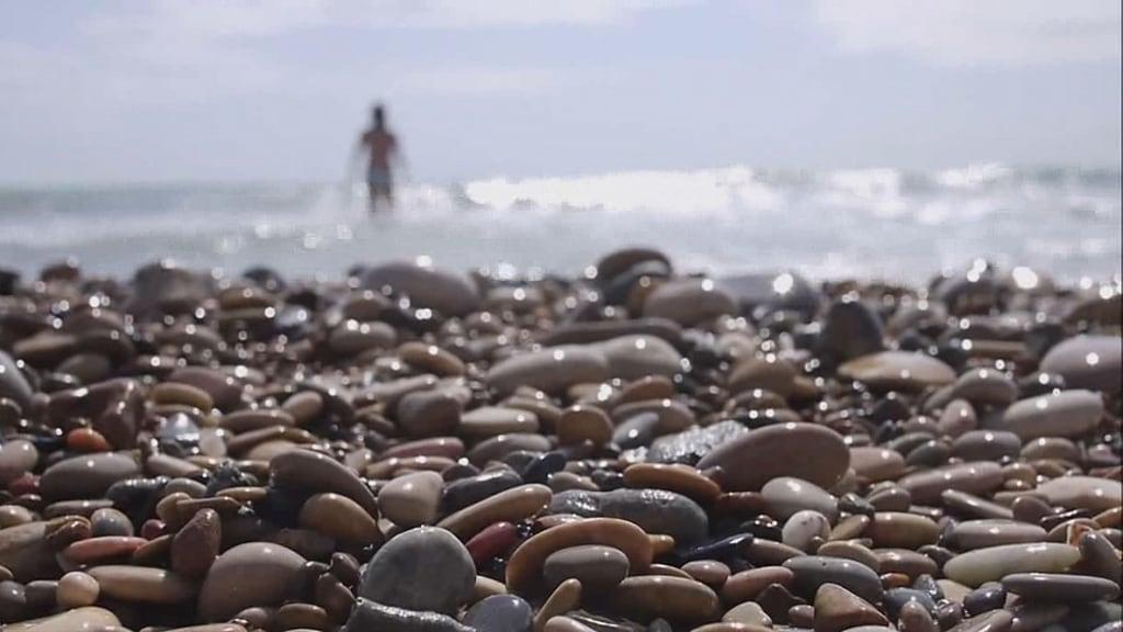 Imagine de Torre la Sal. beach girl video bath waves playa pebbles piedras hondartza itsasoa gf1 torrelasal