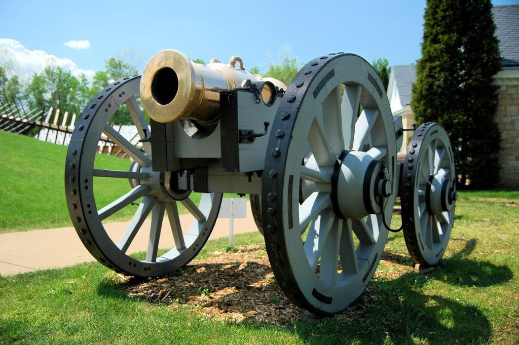 Obrázek Fort Ligonier. public pennsylvania weapon cannon ligonier 2007 lincolnhighway howitzer 200705 fortligonier ligonierpennsylvania takenbyjeffkubina