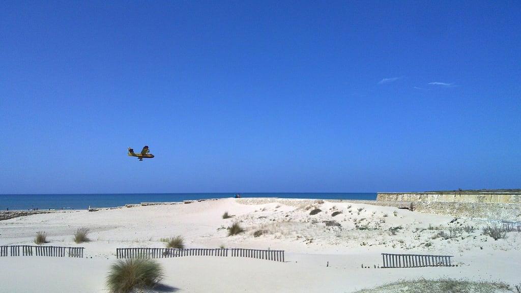 Gambar dari Playa de la Cortadura. andalucia cadiz andalusia avión canadair waterplane hidroavión canadaircl215t