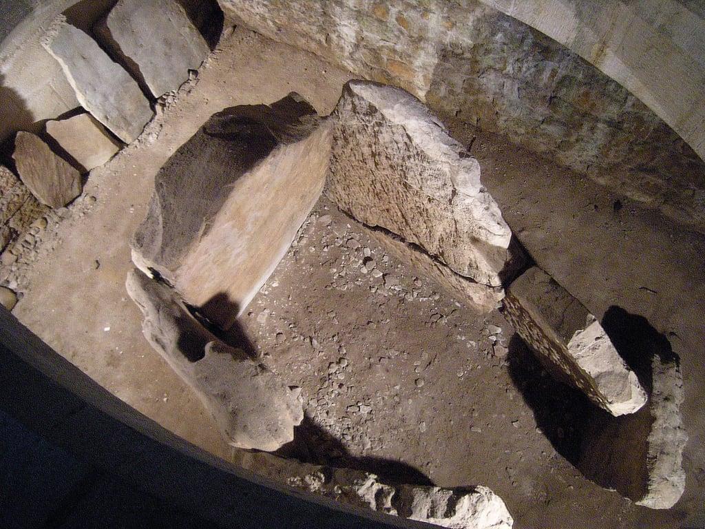 Attēls no Dolmen de Santa Cruz. santa iglesia asturias cruz dolmen cangasdeonis cangas onis enotrolugardeflickr