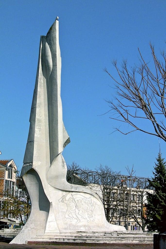 Afbeelding van Monument of the Revolution. statue europe macedonia balkans statuary makedonia spomenik struga струга osm:node=495558836