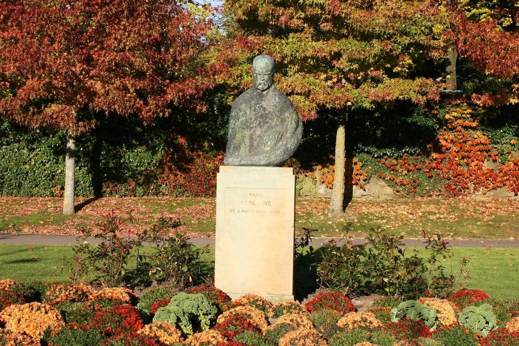 Afbeelding van Buste de Verlaine. autumn sculpture automne herbst poet lorraine metz dichter buste moselle verlaine poète metzesplanade