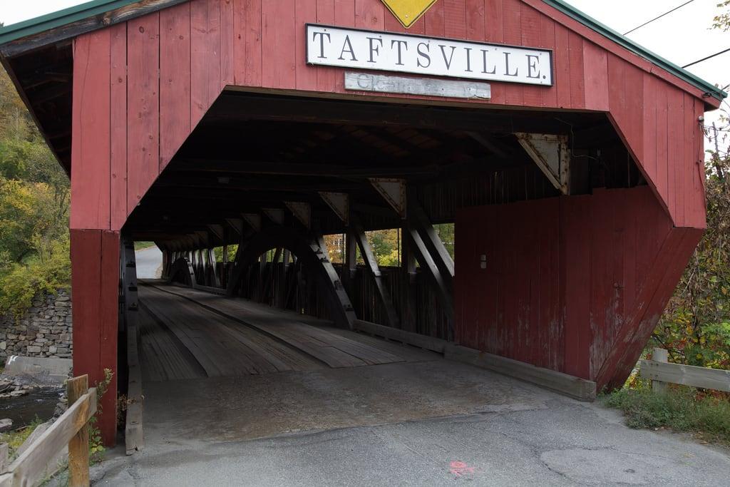 Billede af Taftsville Covered Bridge. bridge sign vermont unitedstates arches coveredbridge woodstock quechee taftsville manmadestructures ef24105mmf4lisusm ottaquecheeriver taftsvillecoveredbridge