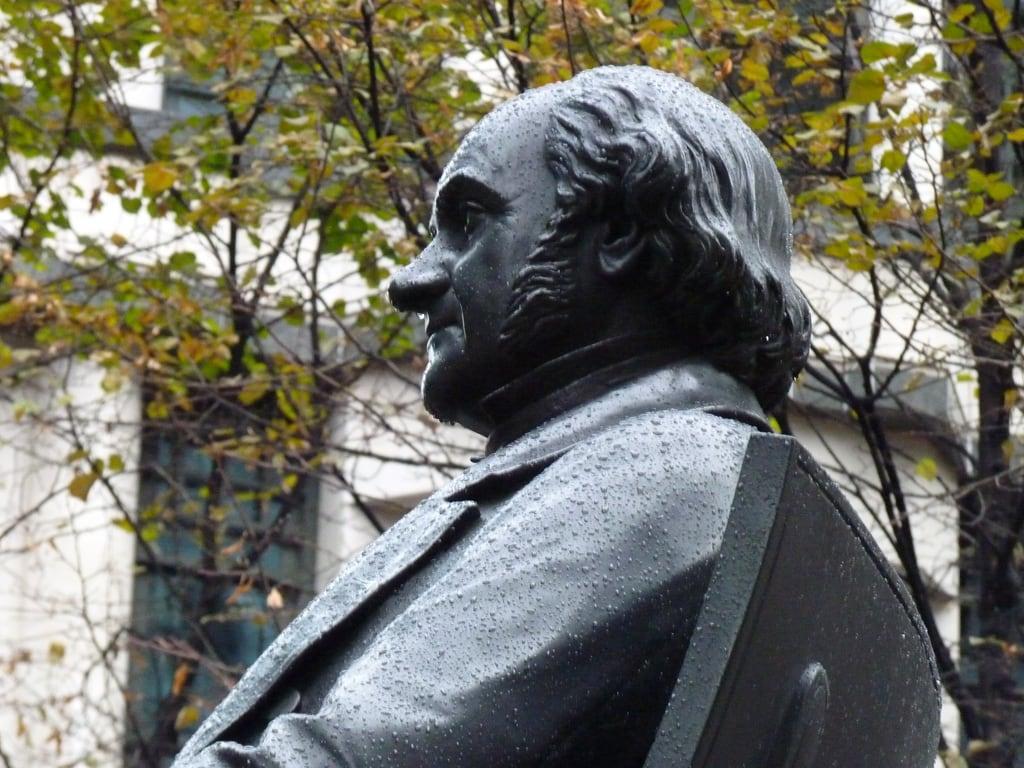 George Peabody की छवि. london statues