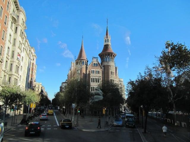 Imagem de Casa de les Punxes. barcelona spain catalonia diagonal daytwo casadelespunxes blueroute avenidadiagonal touristbus casaterrades houseofspikes