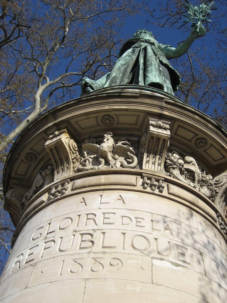 Изображение на À la gloire de la République. statue