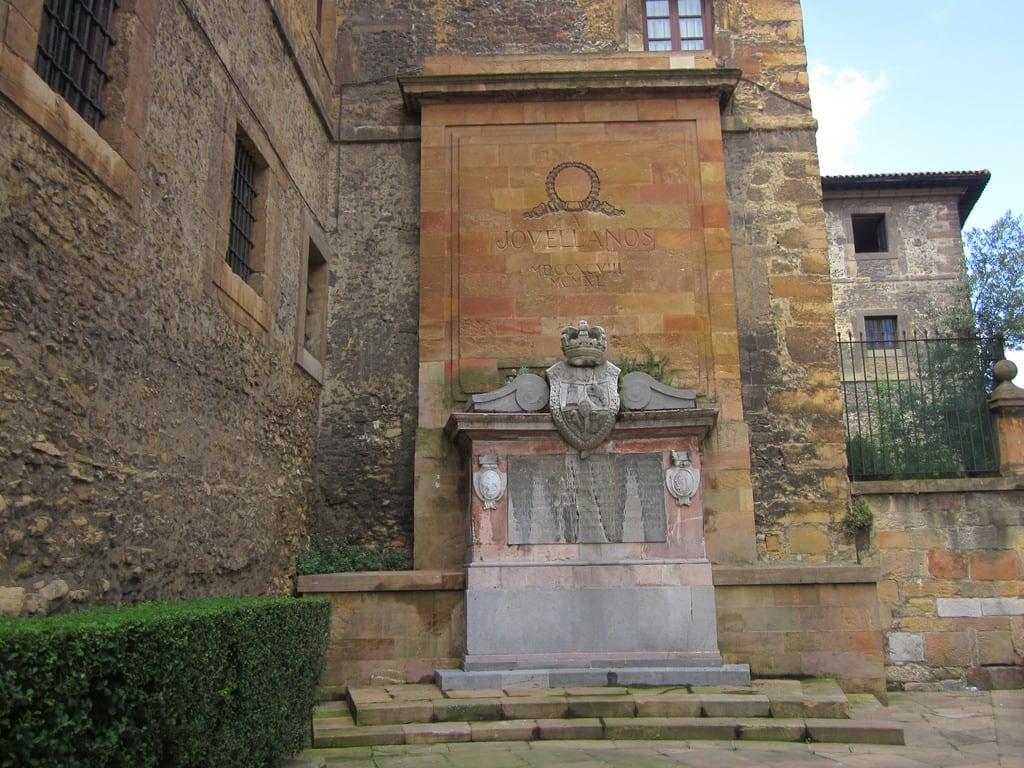 Monumento a Jovellanos の画像. oviedo jovellanos