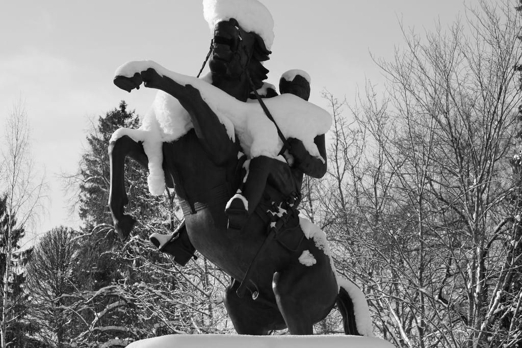 Afbeelding van Rakuunapatsas. winter white snow black ice statue canon suomi finland eos and lumi talvi mustavalko lunta lappeenranta patsas 450d