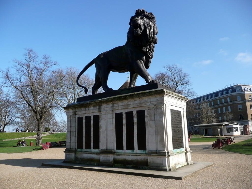 Bilde av War Memorial. park statue reading lion warmemorial