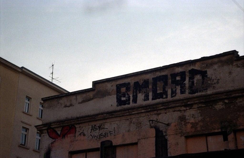 Afbeelding van Feinkost. rooftop analog graffiti minolta leipzig dynax südvorstadt feinkost 7000i bmord