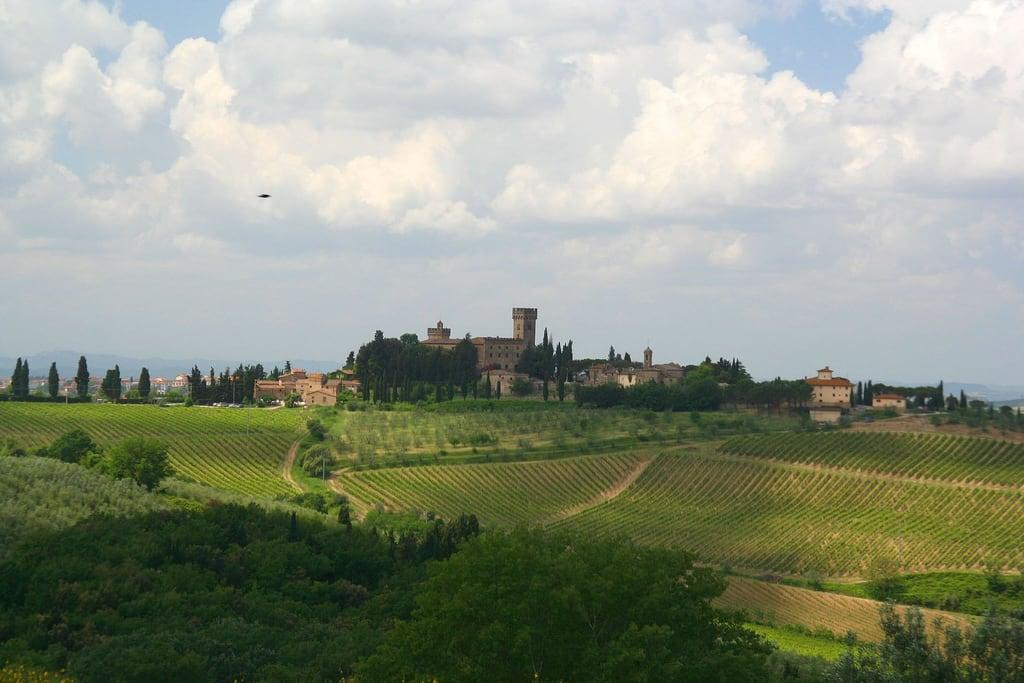 Изображение на Castello di Poppiano. italy castle san tuscany quirico