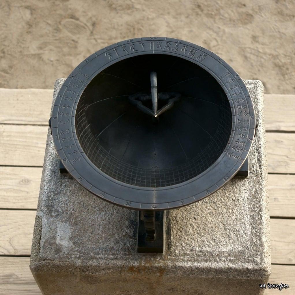 Afbeelding van Sundial. clock palace sundial gyeongbokgung 경복궁 시계 해시계 앙부일구 anbuilgu