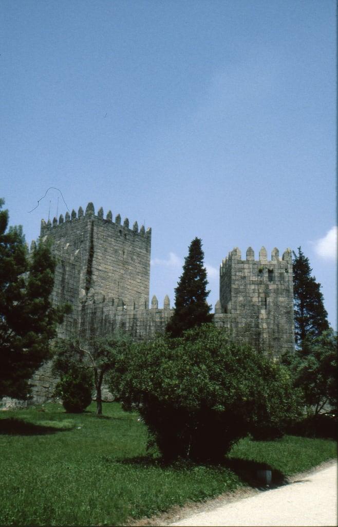 Afbeelding van Castelo de Guimarães. portugal europa 2000 2000s