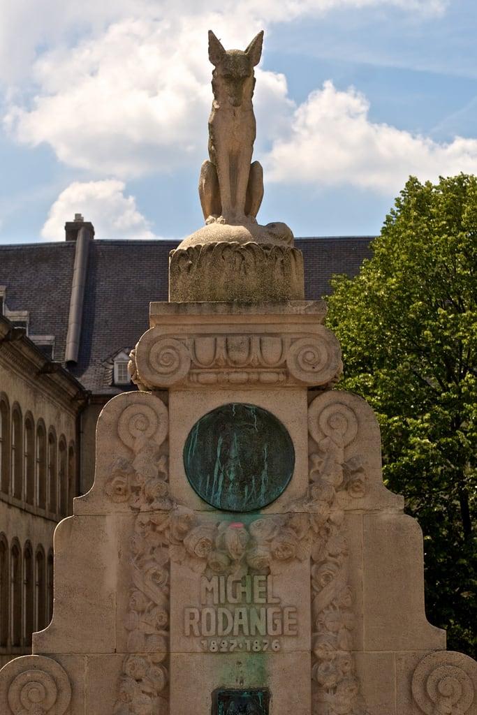 Image of Renert. statue architecture europe fox luxembourg statuary luxemburg renard lëtzebuerg michelrodange rénert osm:node=621847732