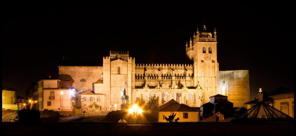 Изображение на Vímara Peres. portugal statue night se noche view cathedral catedral panoramic porto panoramica vista romanesque estatua oporto romanico peres vimara
