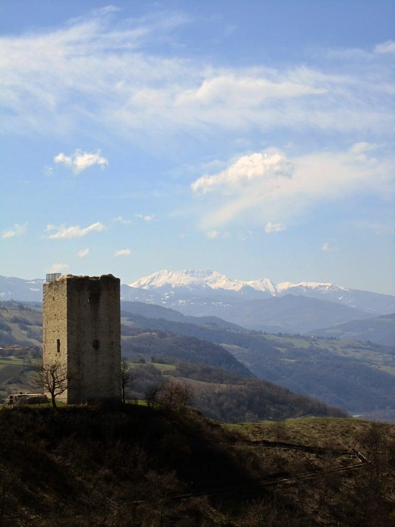 Bilde av Castello di Rossena. italy italia day torre cloudy emiliaromagna fortezza appennini canossa rossena roccaforte prealpivenete castellimatildici
