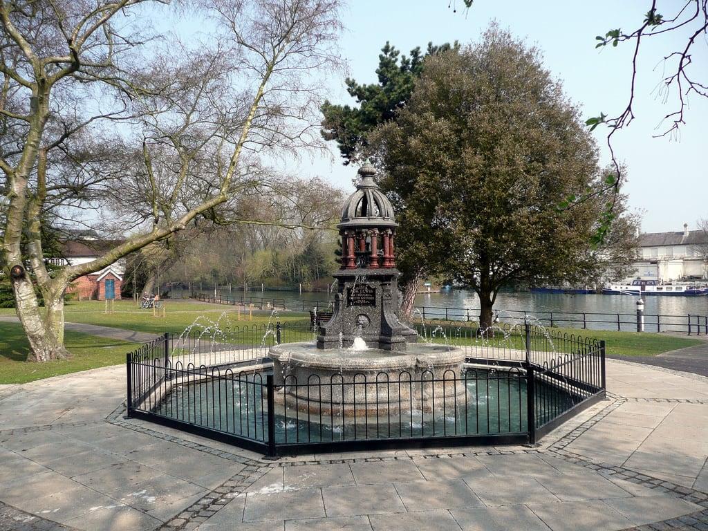 Obraz Ada Lewis Memorial. fountain maidenhead