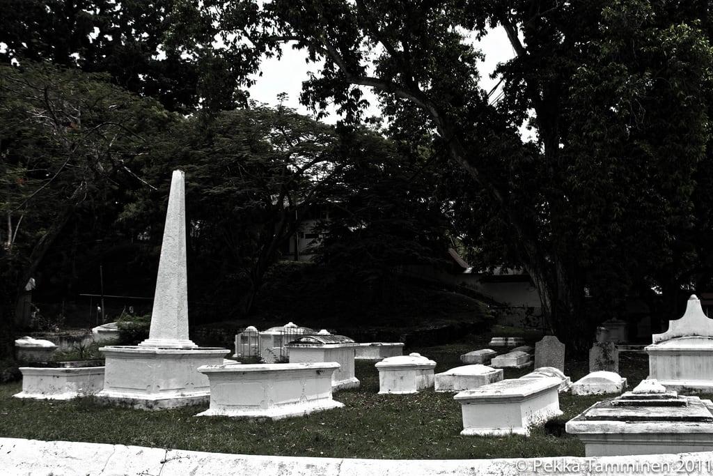 Изображение на Dutch Graveyard. graveyard tombstone malaysia malacca dutchgraveyard stpaulshill